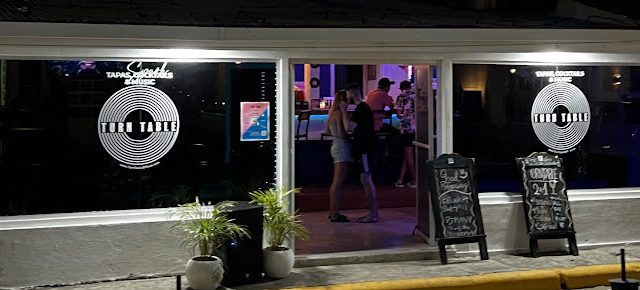 Exterior of TurnTable SJDS showcasing vibrant ambiance and patrons enjoying tapas and cocktails in San Juan del Sur, Nicaragua