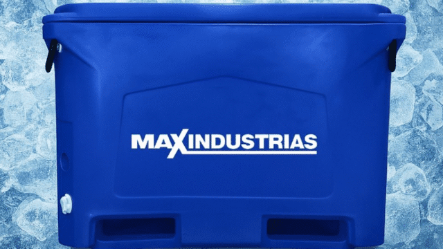 Maxindustrias Pesqueros Sport image of a blue cooler for caught fish with background of ice