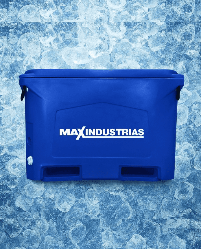 Maxindustrias Pesqueros Sport image of a blue cooler for caught fish with background of ice