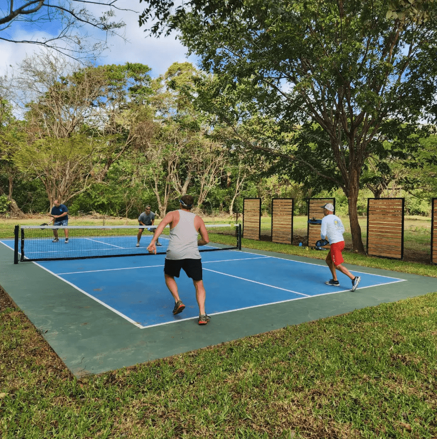 Las Alas Escamequita players on the pickleball court.
