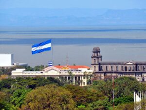 MIFIC Nicaragua exige imagen de inversión extranjera del exterior de un edificio del gobierno nicaragüense