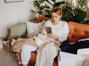 Finding Thyroid Medication Abroad T3 Access - Imagen de una mujer que se ve abrumada, en el teléfono tratando de encontrar su medicamento desde el extranjero.