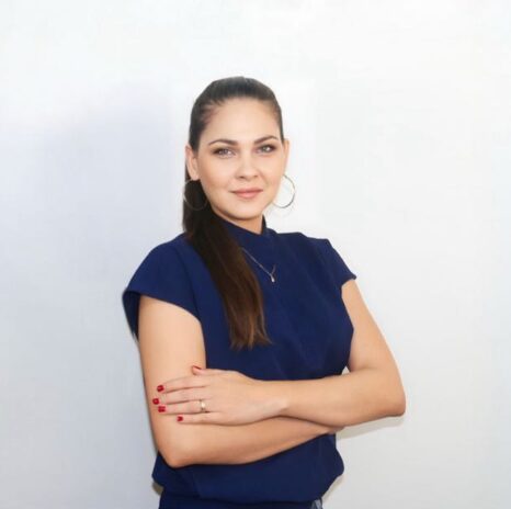 Dermatologist Dra. Anaïs Núñez Fournier with a patient at Centro Médico Altamira in Managua